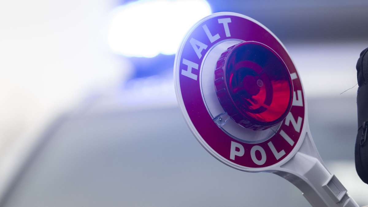 Hohenlohekreis: Junge Männer fliehen mit geklauten Verkehrsschildern vor Polizei
