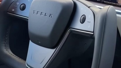 Halber Lenkkranz: China verbietet Yoke-Lenkräder ab 2027